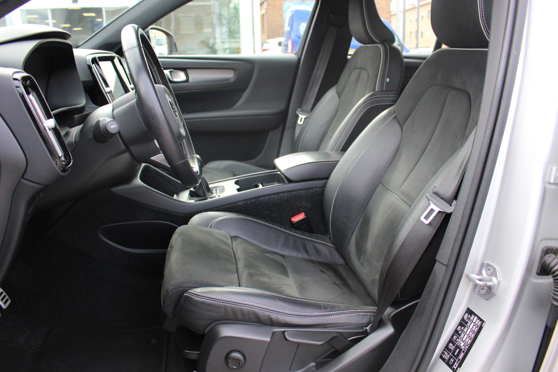 VOLVO-XC 40 R-DESIGN-1.5 T3 156CV