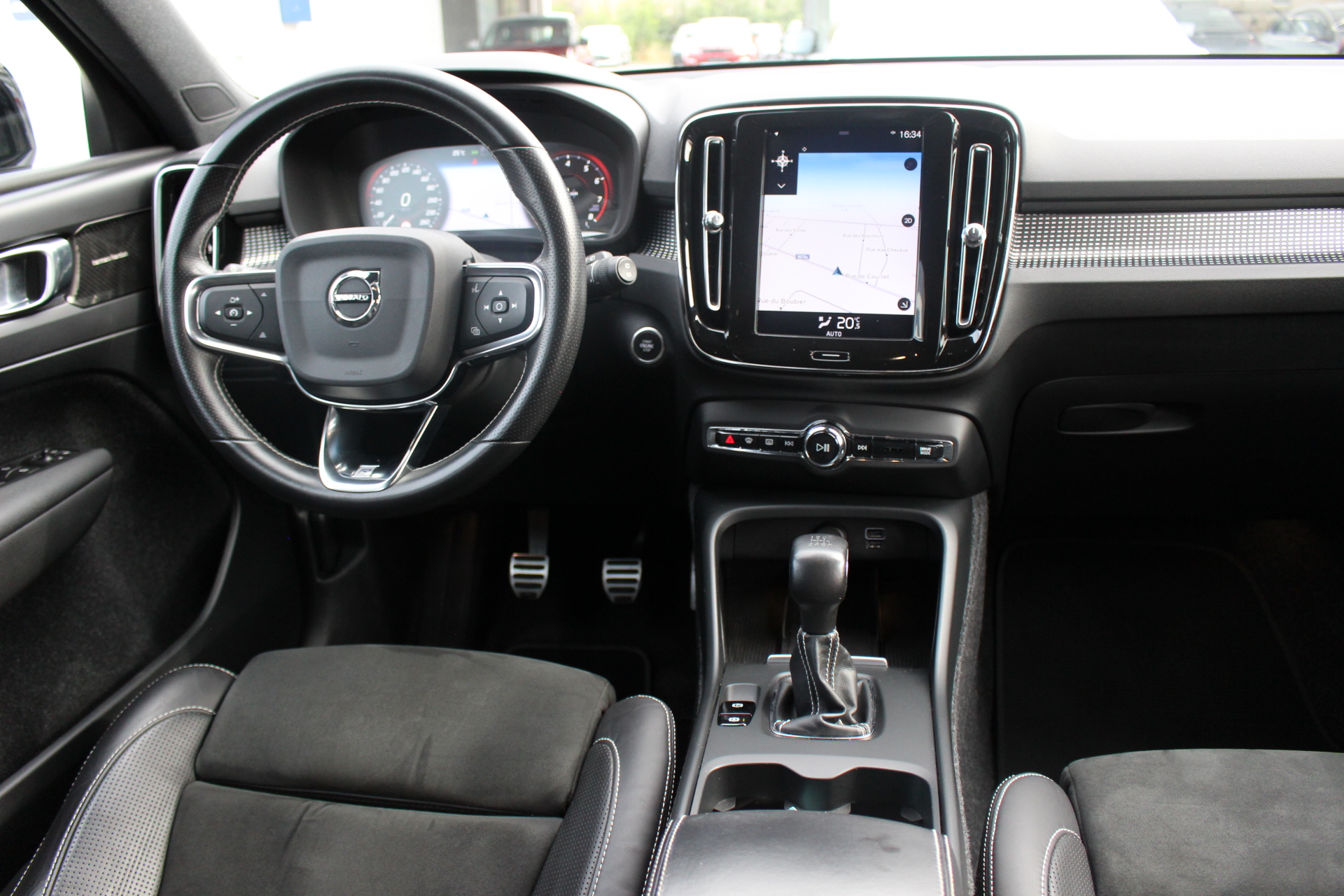 VOLVO-XC 40 R-DESIGN-1.5 T3 156CV